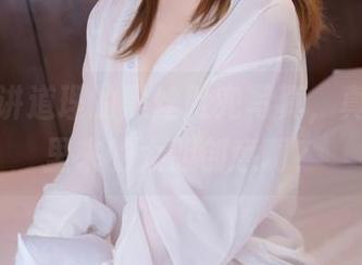 雯妹不讲道理的黑丝肚兜写真，真的是哪里来的大胆创意啊？
