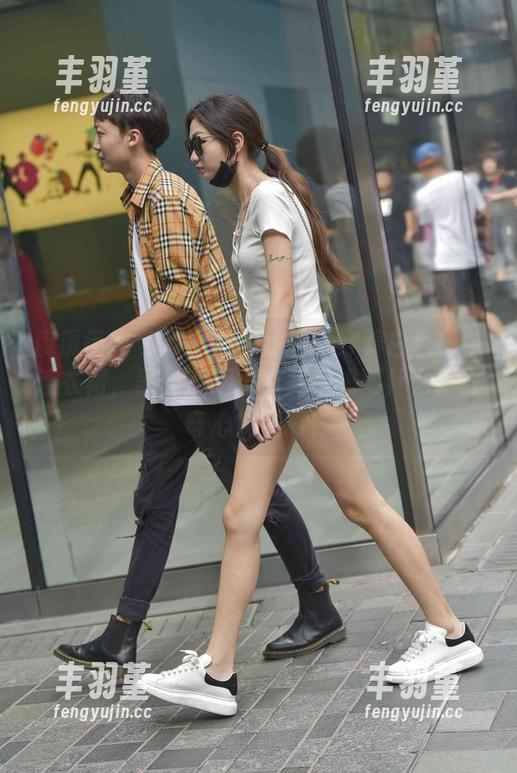 魔镜街拍-婷婷 魔镜街拍 - 原图里的婷婷:穿着白色吊带连衣裙,黑丝美腿,究竟是想要什么?好奇心满满啊!