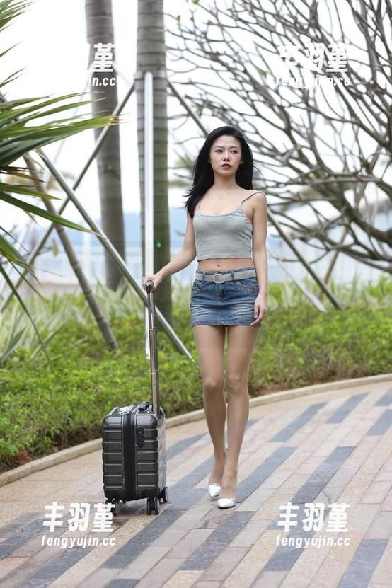 魔镜街拍 - 午后休闲调调，婷婷的包臀灰裙真让人心里直呼wow，这几个图包氛围真巧妙