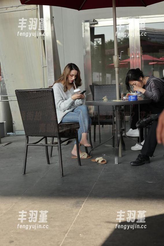 魔镜街拍 - 这种美图能不能不狂妄？艾小青的超短裙与肉丝组合。