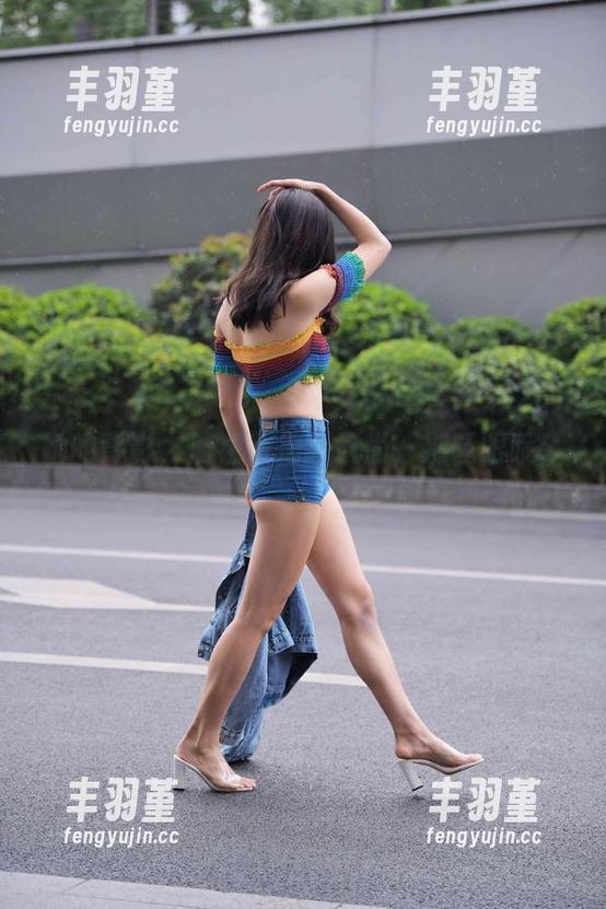 她的背影，魔镜街拍新风尚，别眨眼哦！