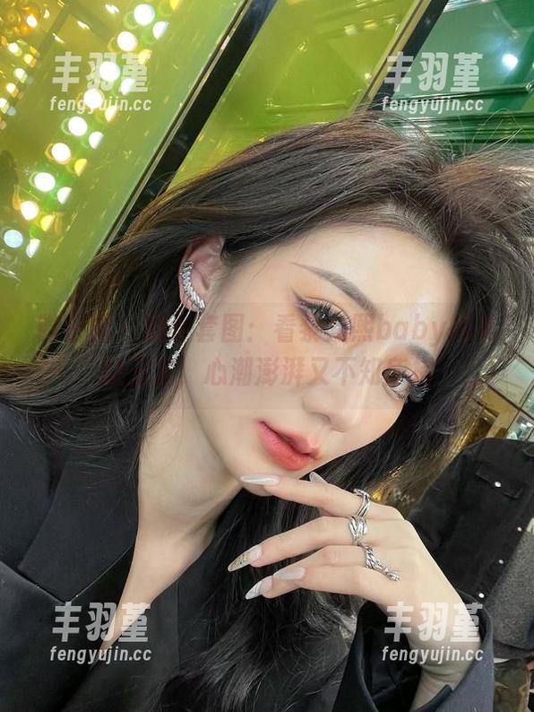微密圈 - 精选套图：看黎允熙baby的美腿玉足，心潮澎湃又不知所措